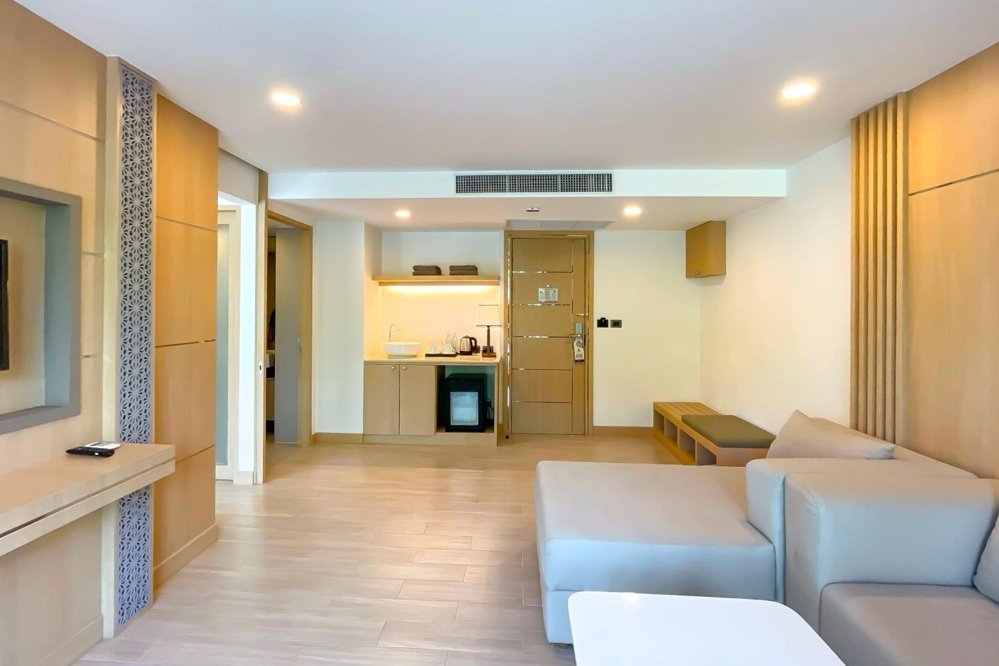 Clarian Hotel Beach Patong Extérieur photo
