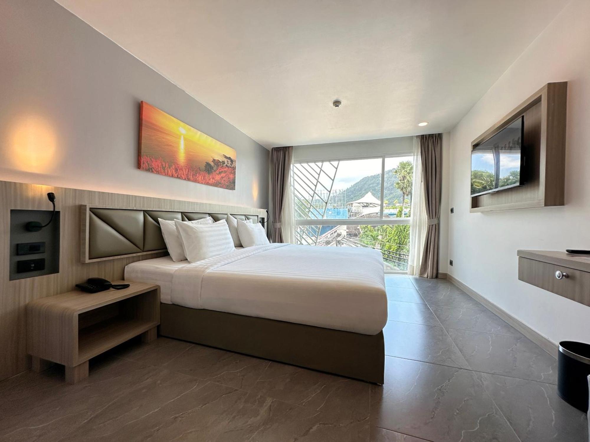 Clarian Hotel Beach Patong Extérieur photo