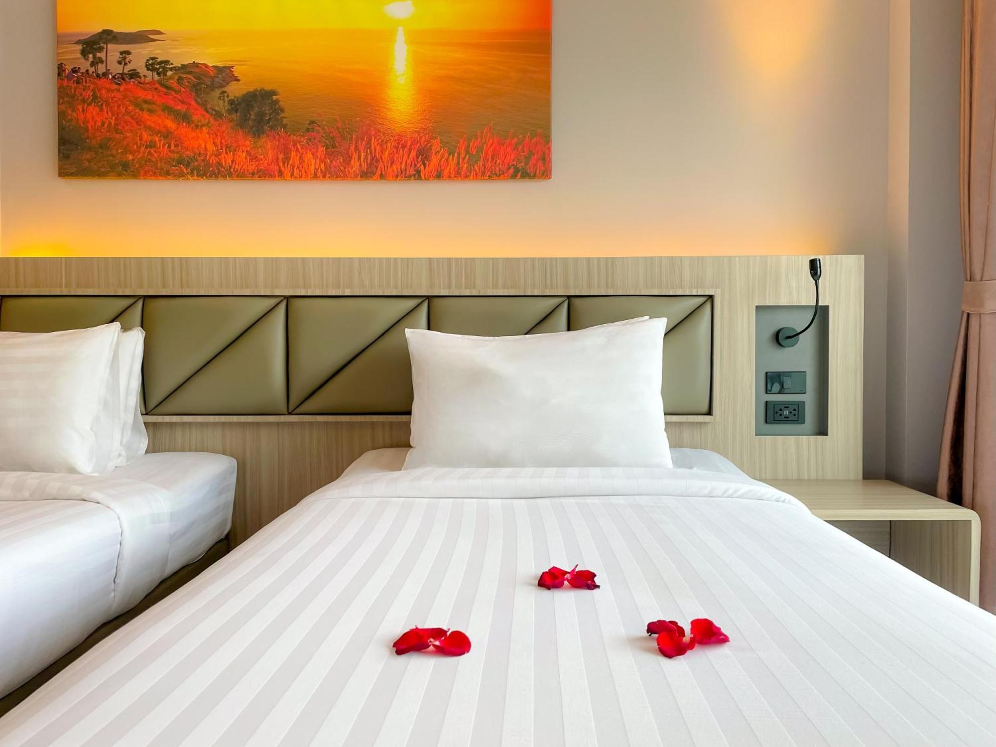 Clarian Hotel Beach Patong Extérieur photo