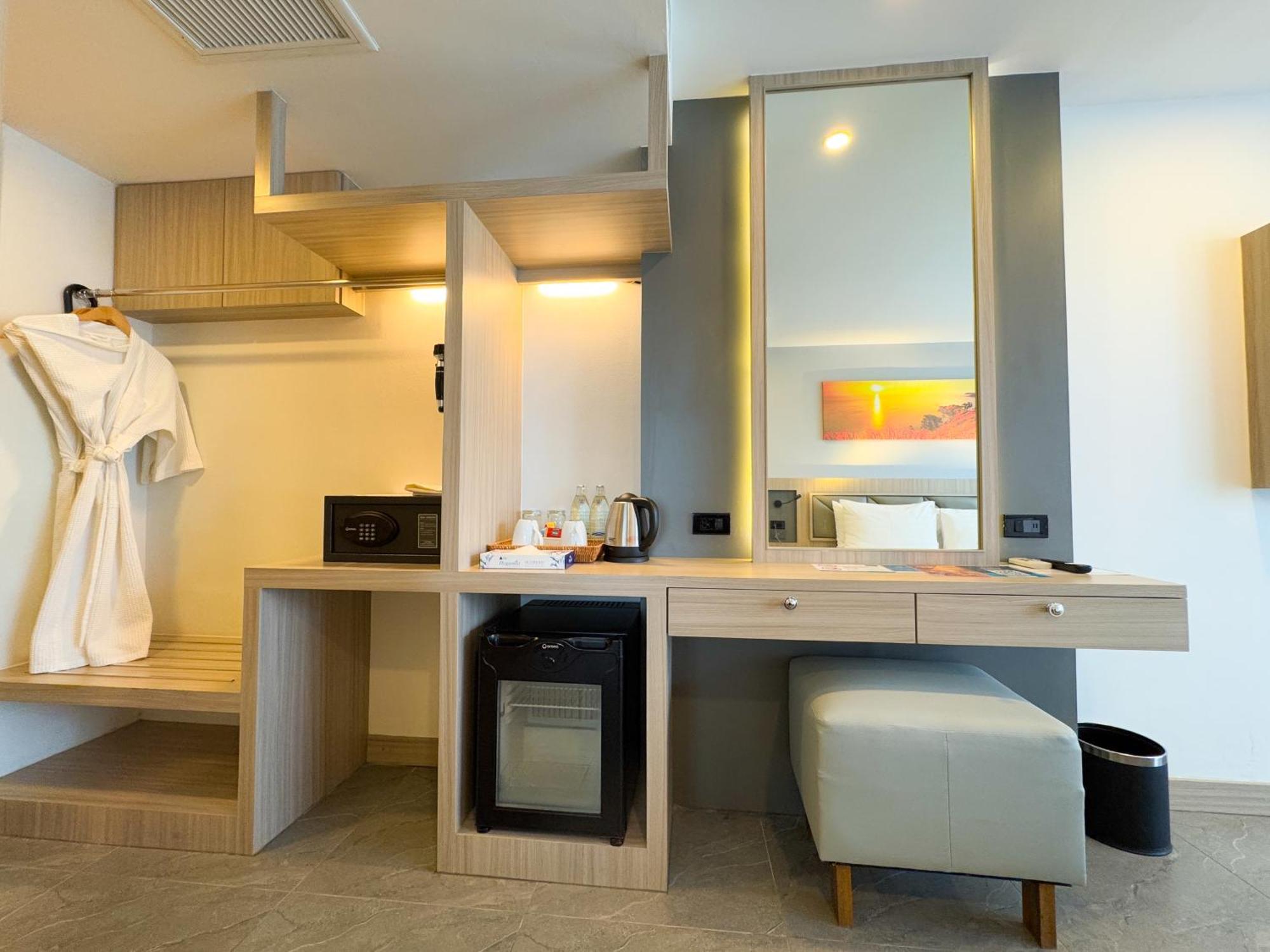 Clarian Hotel Beach Patong Extérieur photo