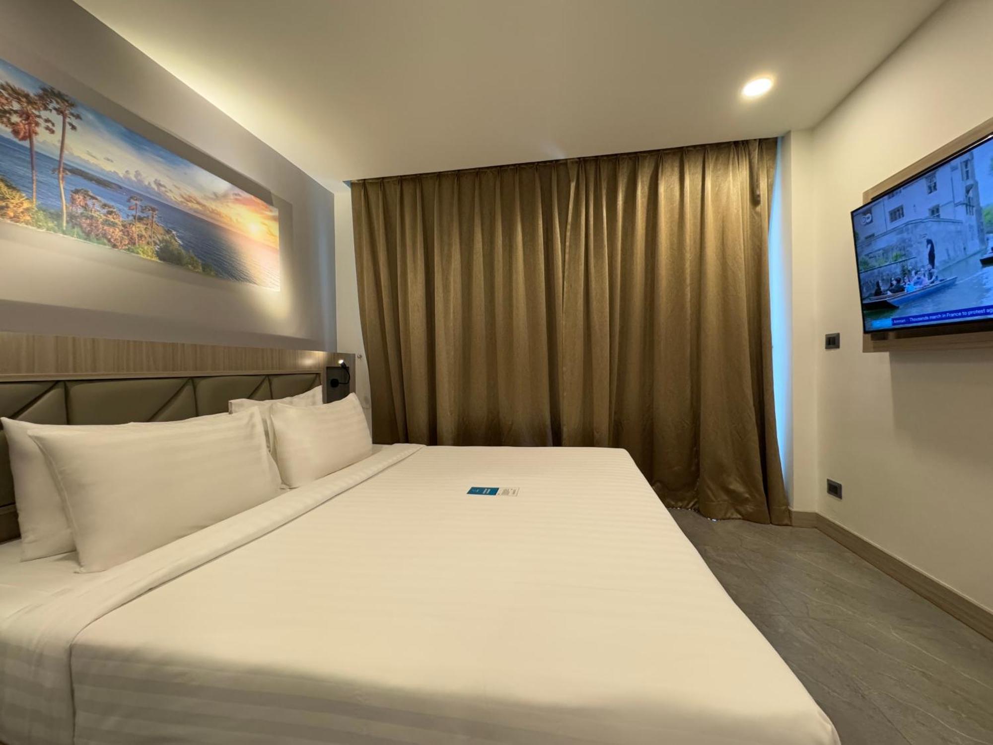 Clarian Hotel Beach Patong Extérieur photo