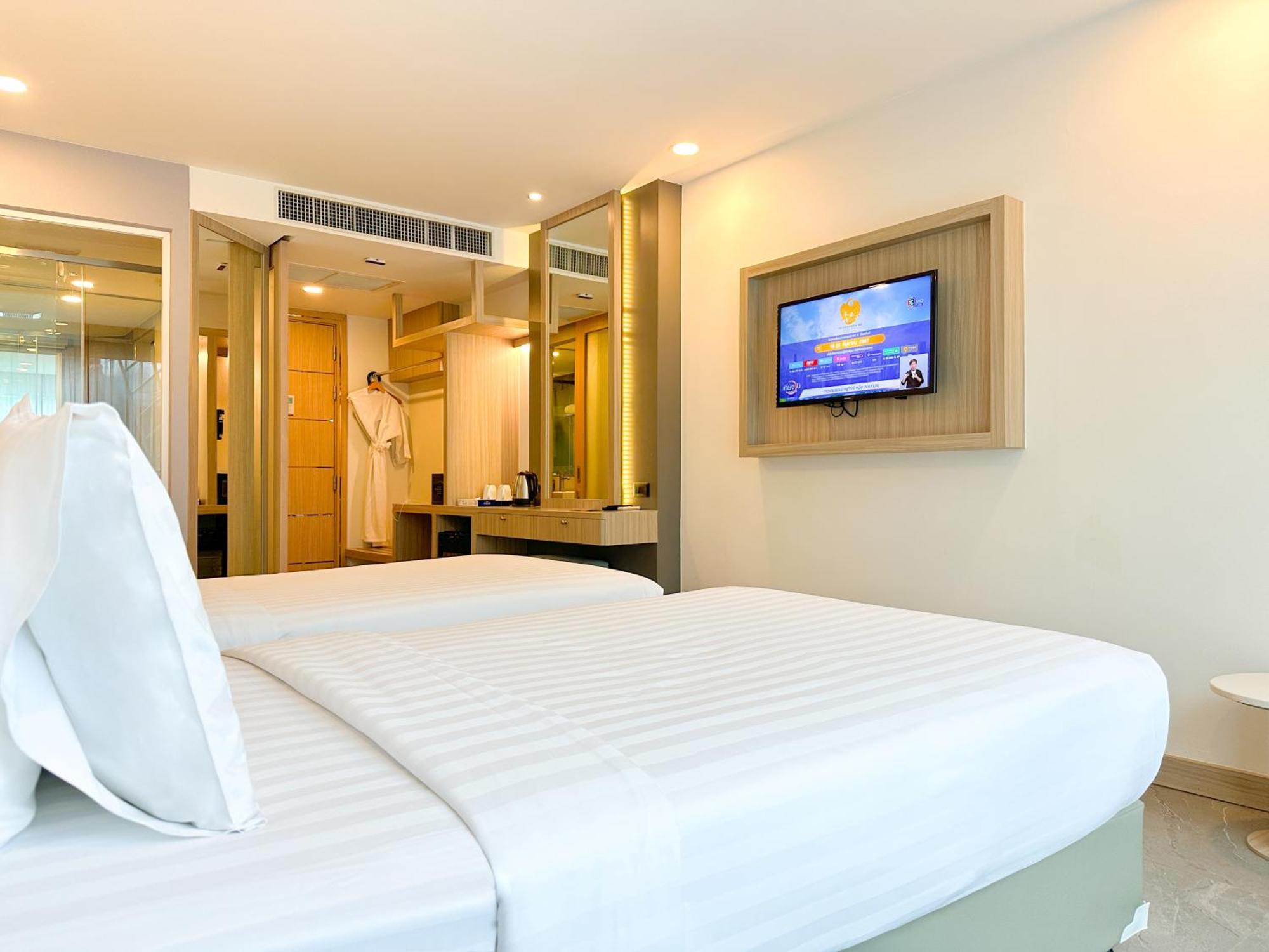 Clarian Hotel Beach Patong Extérieur photo