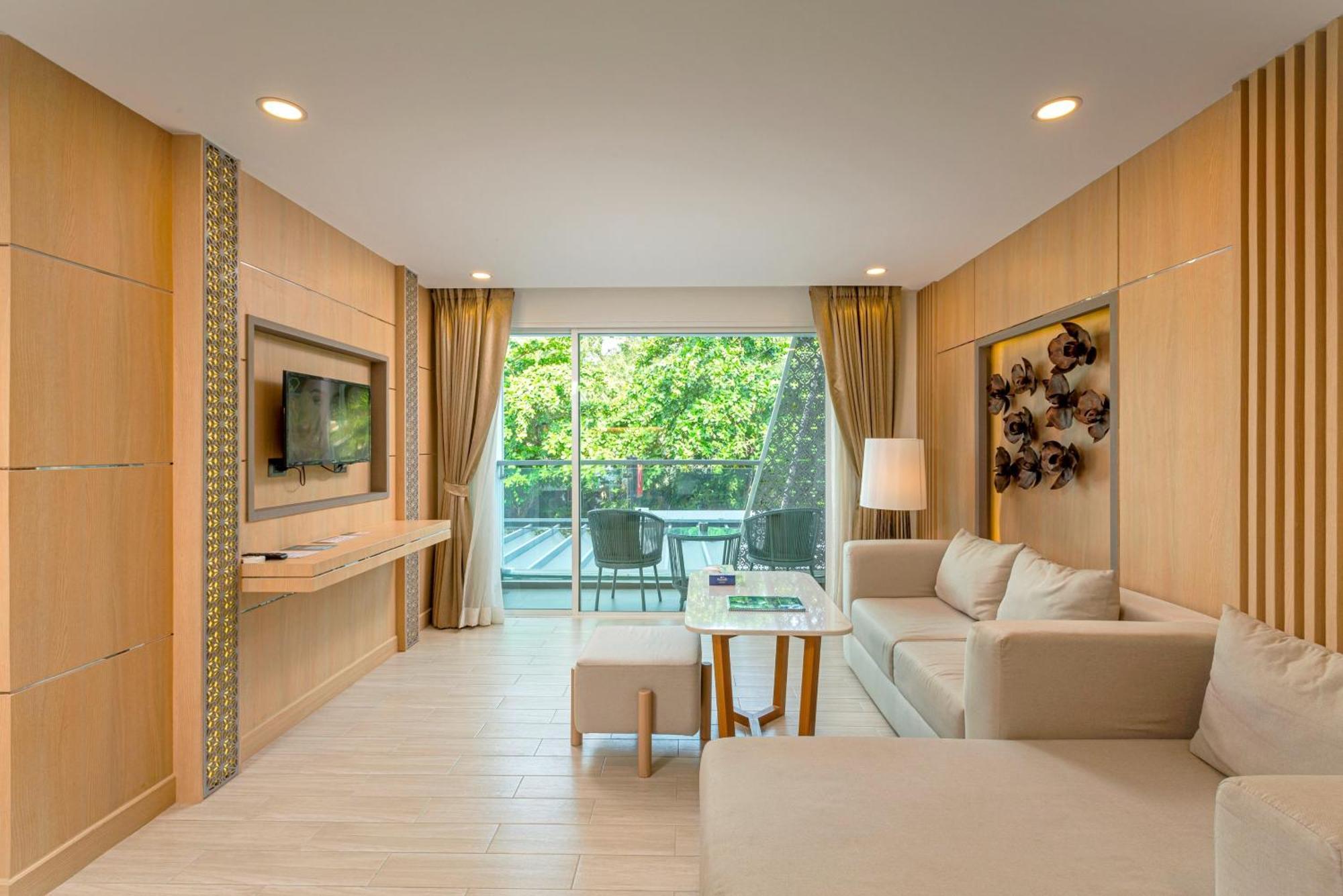 Clarian Hotel Beach Patong Extérieur photo