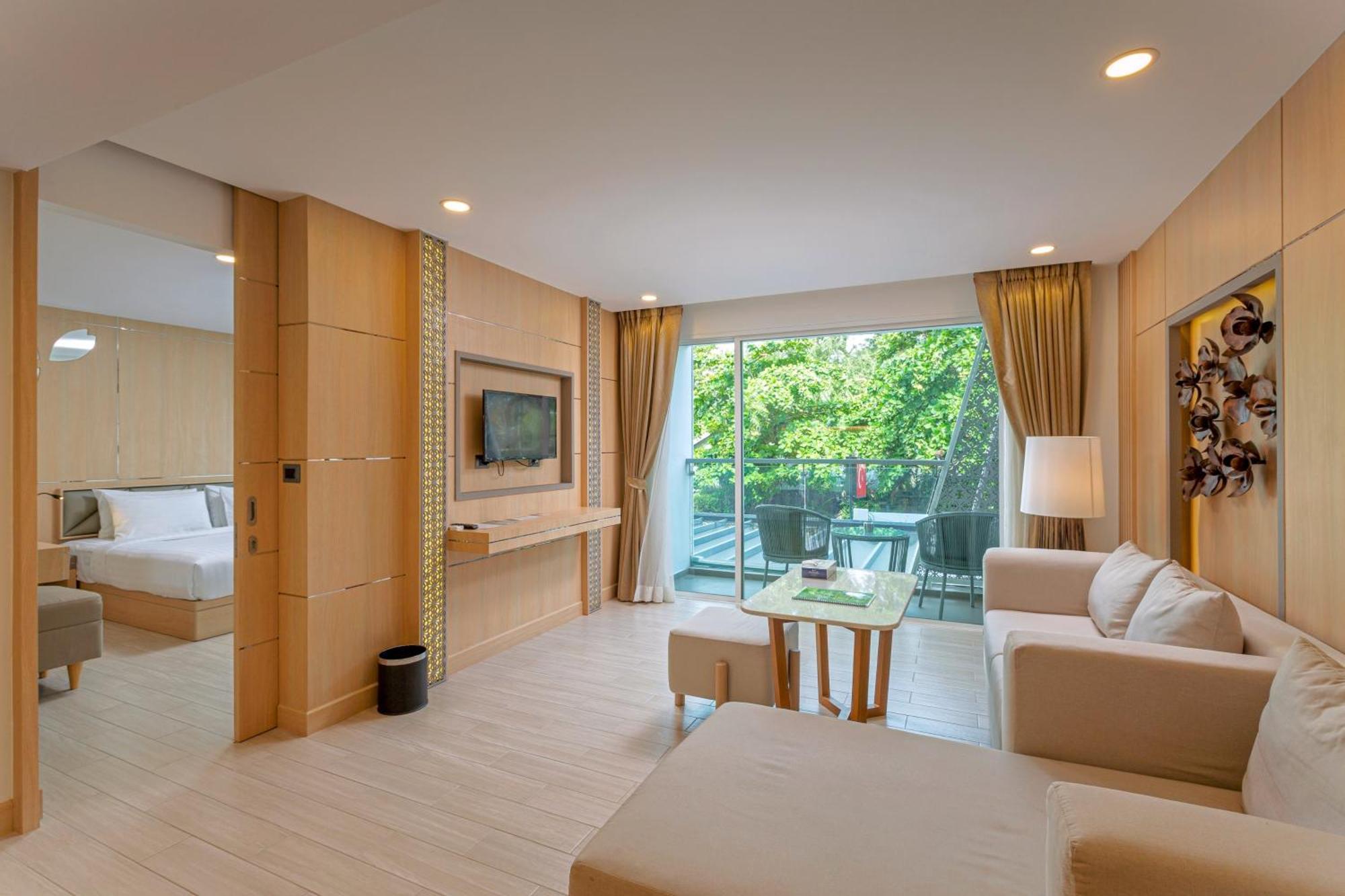 Clarian Hotel Beach Patong Extérieur photo